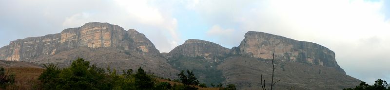 JAR 452.JPG - Za těmito horami se rozkládá stát Lesotho.